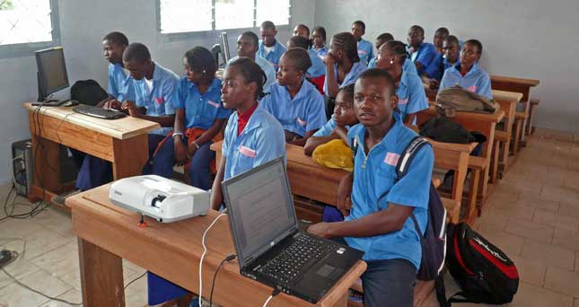 élèves du lycée Sainte Rita, œuvre marianiste, à Brazzaville