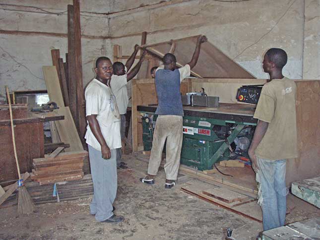 Ouvriers de la menuiserie de M'PILA à Brazzaville, œuvre marianiste au Congo