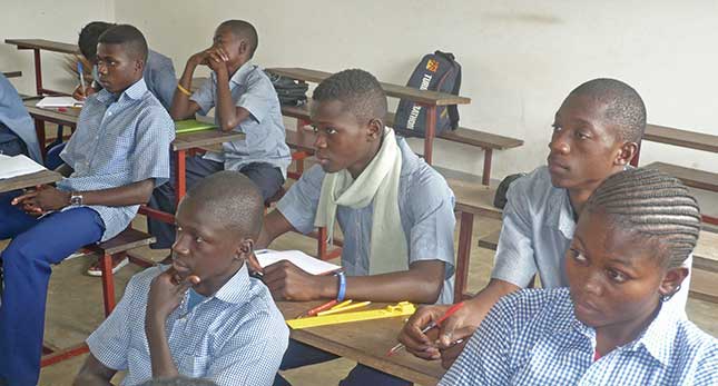 Une classe de 3eme au collège de Voka, œuvre marianiste au Congo